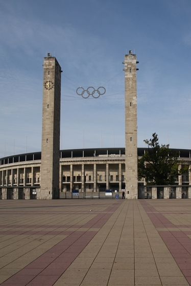 Eingang zum Olympiastadion, zwei Türme, dazwischen die olympischen Ringe