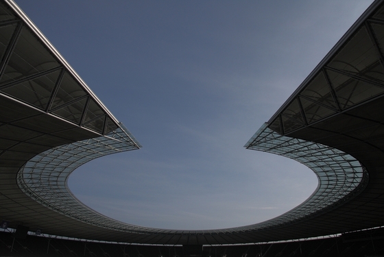 offenes Oval der Dachkonstruktion des Olympiastadions