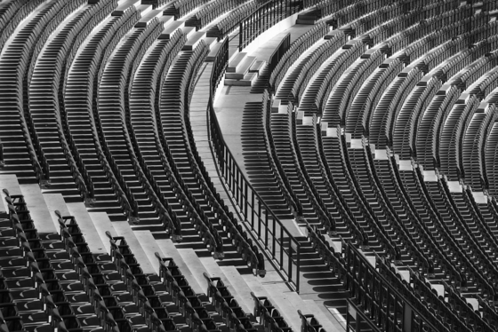 leere Sitzreihen in einer Kurve des Olympiastadions