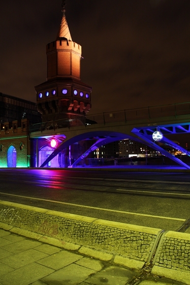 beleuchtete Oberbaumbrücke bei Nacht