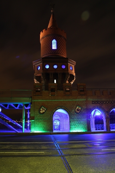 bunt ngestrahlter Turm der Oberbaumbrücke