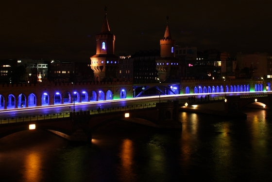 erleuchtete Oberbaumbrücke bei Nacht