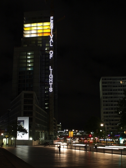 erleuchtete Baustelle des Zoofensters, Schriftzug "Festival of Lights" in Leuchtbuchstaben