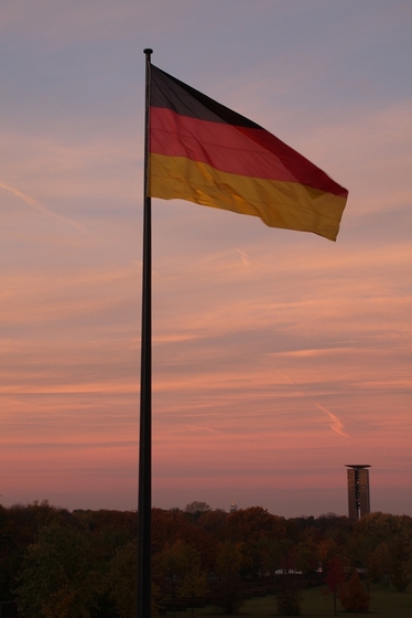 Deutschlandfahne im Wind, Carillon im Hintergrund