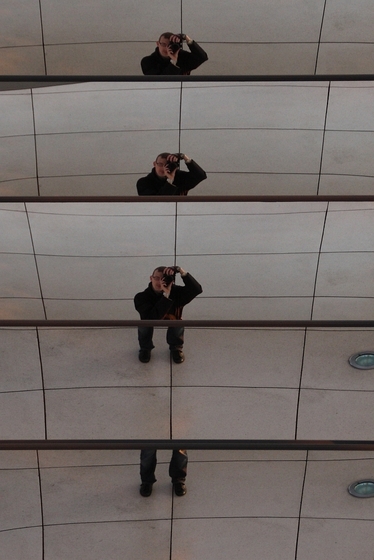 Reflexionen des Fotografen in der Mittelsäule der Reichstagskuppel
