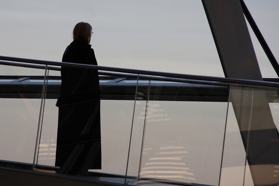 Frau auf der Rampe der Reichstagskuppel