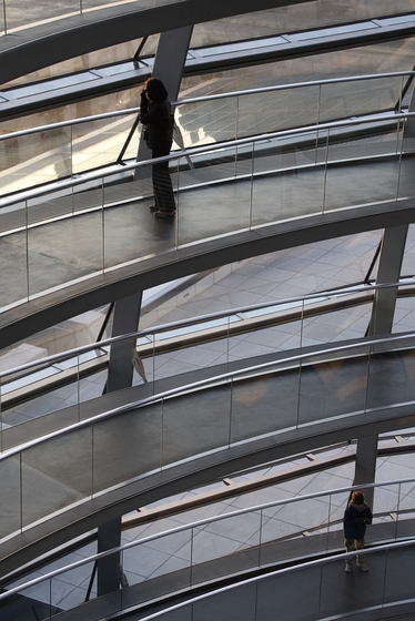 Rampen der Reichstagskuppel, 2 Personen auf verschiedenen Ebenen