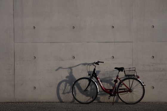 Fahrrad an eine Betonwand gelehnt