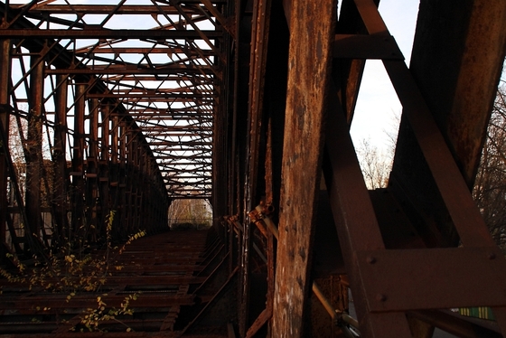 Blick entlang einer rostigen Stahlbrücke