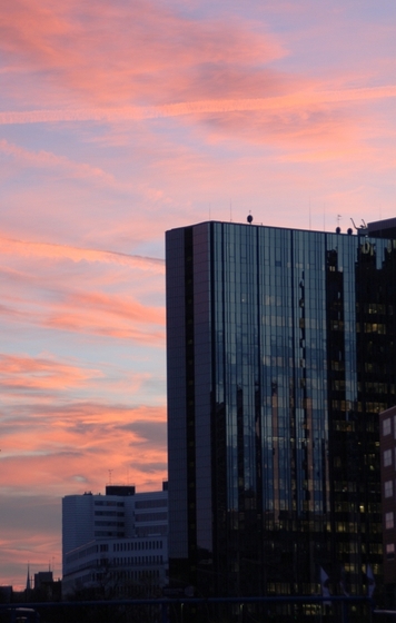 blaue Glasfassade eine Gebäudes vor Abendröte