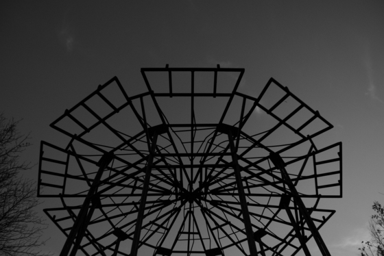 Silhouette eines runden Metallgerüstes vor Himmel