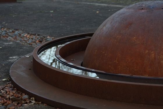 halbkugelförmige Metallkonstruktion mit einer gefüllten Wasserrinne