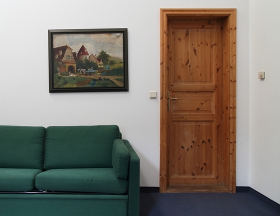 Holztür, grünes Sofa, Ölgemälde
