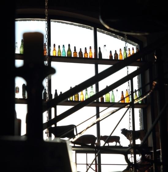 bunte Flaschen im Gegenlicht eines Fensters