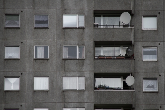 graue Fassade eines Plattenbaus
