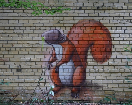 Wandmalerei: Eichhörnchen mit einer Peniseichel als Kopf