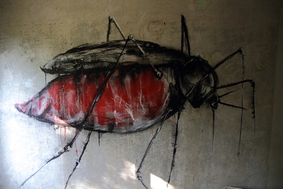 Wandmalerei: großes Insekt mit rotem Leib