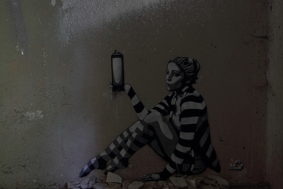 Stencil: Frau in gestreifter Kleidung mit Spraydose