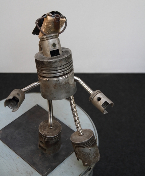 aus Metallteilen zusammengesetzte Roboter-Figur