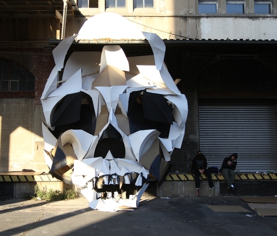 aus verwinkelten Platten zusammengesetzter Totenkopf