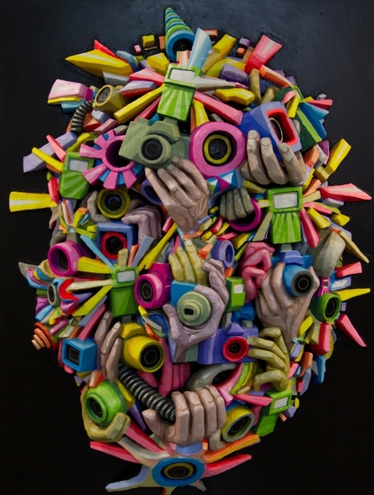 Skulptur zahlreicher von Händen gehaltener Fotokameras