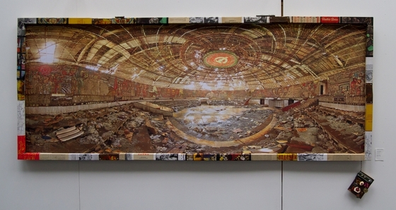 Panorama-Aufnahme eines verfallenen sowjetischen Gebäudes