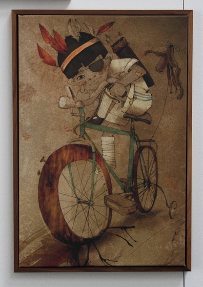 Bild von einem Jungen im Indianerkostüm auf einem Fahrrad
