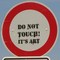 Verbotsschild mit dem Text "Do not touch, it's art"