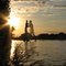 Drei Figuren, Fernsehturm und die Spree im Sonnenuntergang