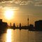 Silhouette von Oberbaumbrücke und Fernsehturm im Sonnenuntergang