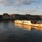 altes Schiff auf der Spree von der Sonne beleuchtet