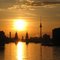 Silhouette von Oberbaumbrücke und Fernsehturm im Sonnenuntergang