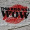 Schriftzug "This kiss was wow" über einem Lippenabdruck