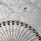 Riesenrad vor Wolkenhimmel, Flugzeug