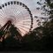 Riesenrad mit trostloser Szenerie im Vordergrund