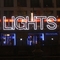 Schriftzug "Festival of Lights" in Leuchtbuchstaben an einem Kanalufer