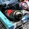 Metall-Müllkorb mit leeren Spraydosen