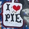 Graffito eines Mädchens mit roter Brille, Schriftzug "I love pie"
