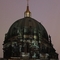 Berliner Dom, angestrahlt mit einem Motiv mit Säulen und Statuen