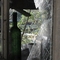 verlassene Kabine, eingeschlagenes Fenster, leere Flasche