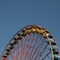 Riesenrad vor wolkenlosem Himmel