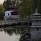 Teichanlage mit einer Brücke, chinesische Gebäude