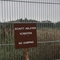 zweisprachiges Schild "Schutt abladen verboten - No Dumping"