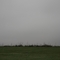 Grasfläche, wolkenverhangener Himmel