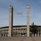 Eingang zum Olympiastadion, zwei Türme, dazwischen die olympischen Ringe