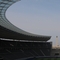 Innenaufnahme des leeren Olympiastadions mit der ovalen Dachkonstruktion