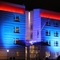 Amerikanische Botschaft am Brandenburger Tor in Blau und Rot angestrahlt