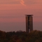 Deutschlandfahne im Wind, Carillon im Hintergrund