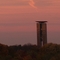 Deutschlandfahne im Wind, Carillon im Hintergrund