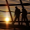 Silhouetten von Reichstagsbesuchern in der aufgehenden Sonne